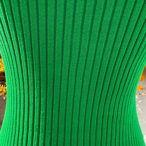 Cute Vivid kelly-green frill hem knit mini dress - Picture 5 of 6